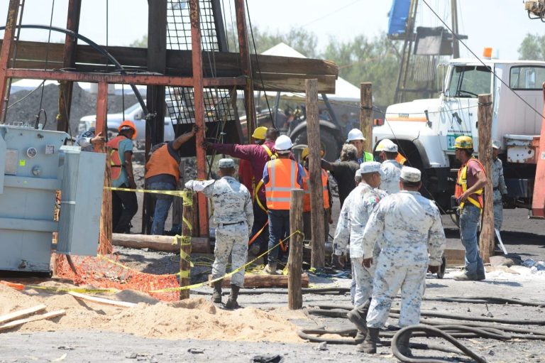 Es mucho tiempo para el rescate, dicen familias de mineros