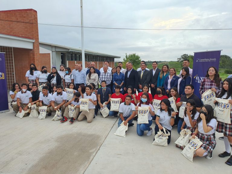 Estudiantes de Coahuila reciben beca Constellation Brands para continuar sus estudios