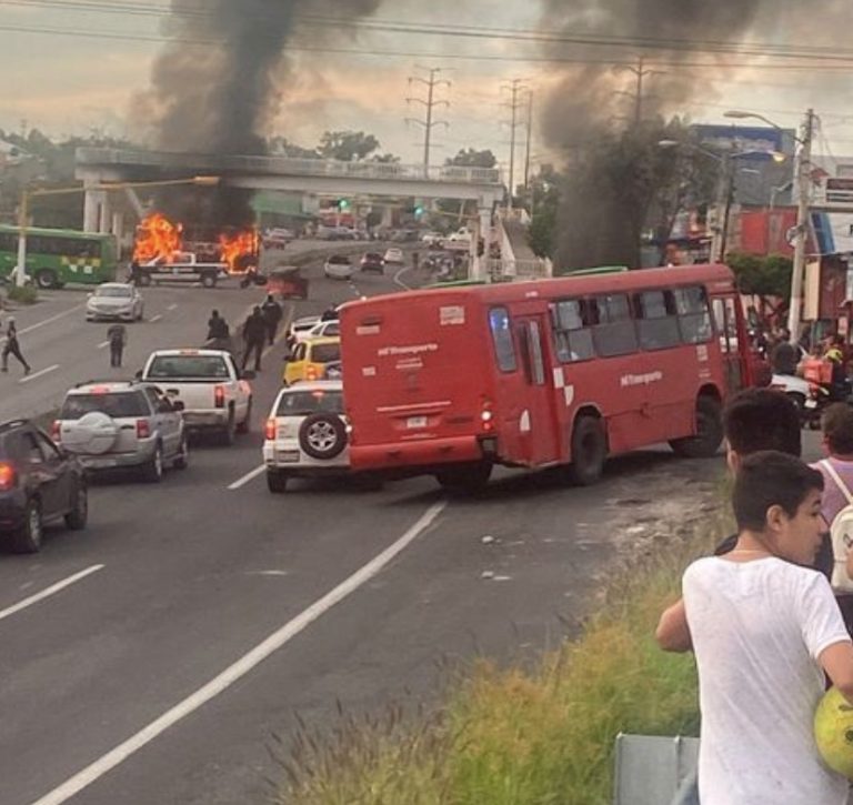 Arde Jalisco. Delincuentes incendian vehículos y bloquean calles de Zapopan