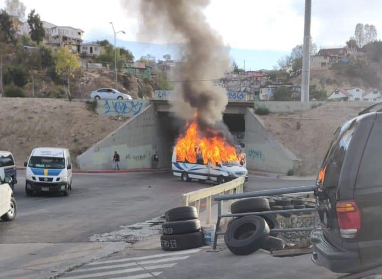 Incendian grupos armados unidades de transporte en BC