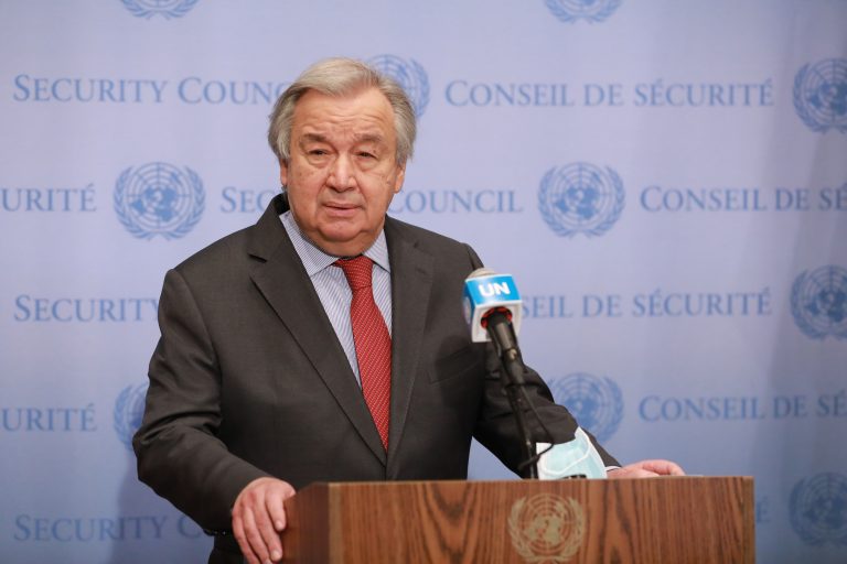 Jefe de la ONU urge a cobrar impuestos a las petroleras por sus ganancias excesivas en favor de la población más vulnerable