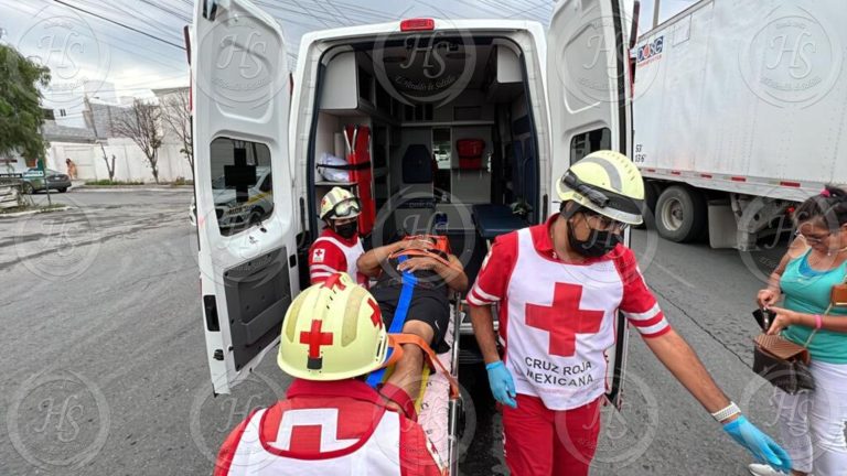 Lo atropellan, lo atienden paramédicos y luego vehículo choca ambulancia en donde lo trasladaban