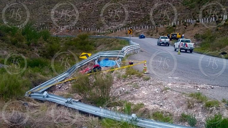 Muere motociclista al impactarse contra barrera metálica