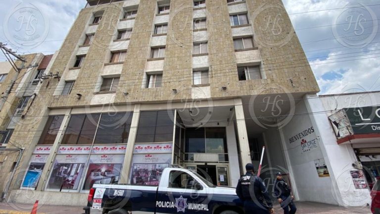 Mujer amenaza con lanzarse de un quinto piso en hotel del Centro de Saltillo; Bomberos lo impiden