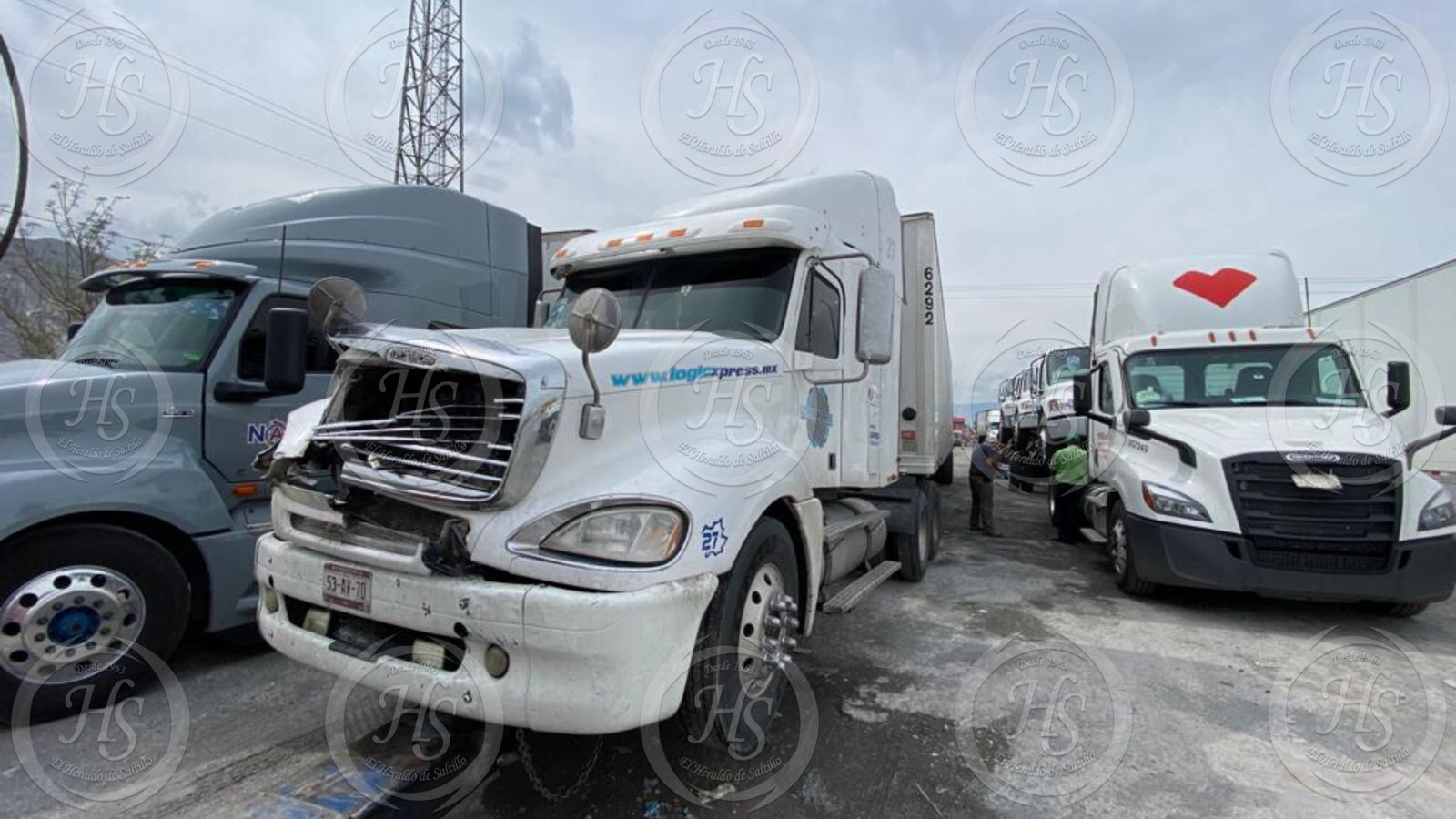 Pierde el control de su unidad en la carretera 57 y vuelca
