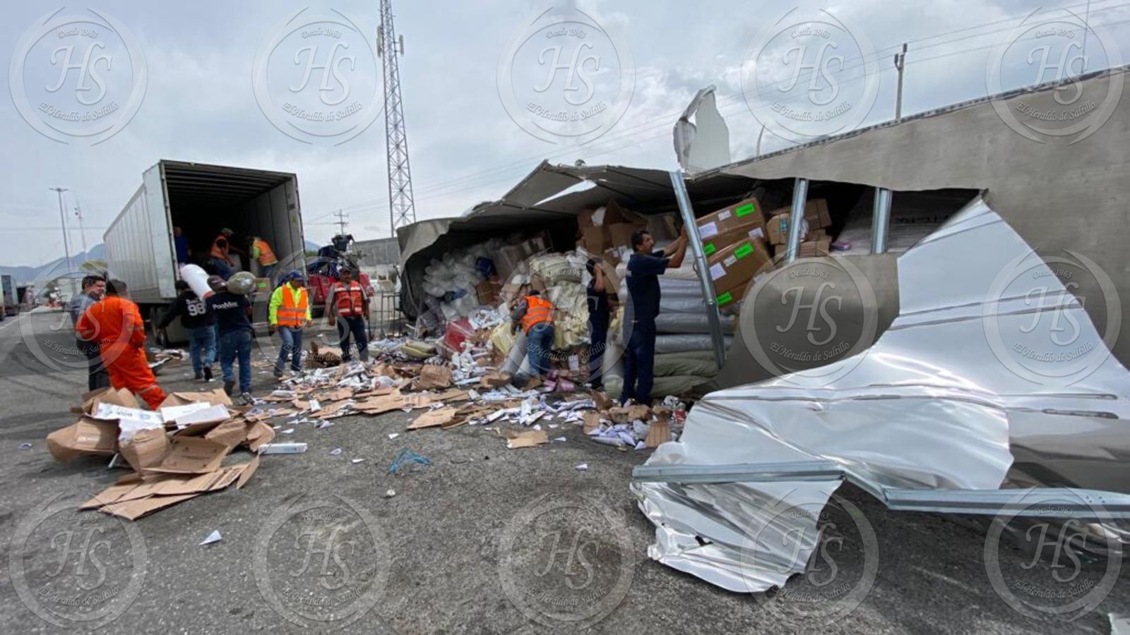 Pierde el control de su unidad en la carretera 57 y vuelca