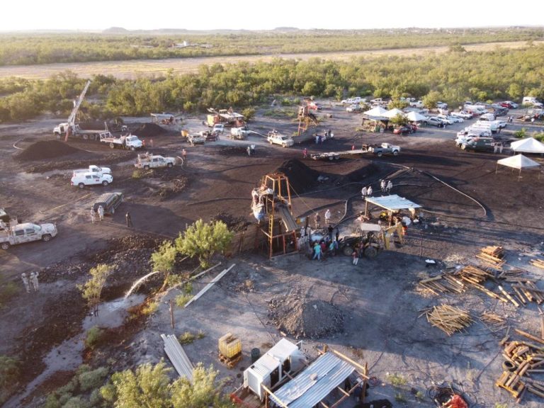 Suman 19 bombas de agua en el rescate de mineros en Sabinas