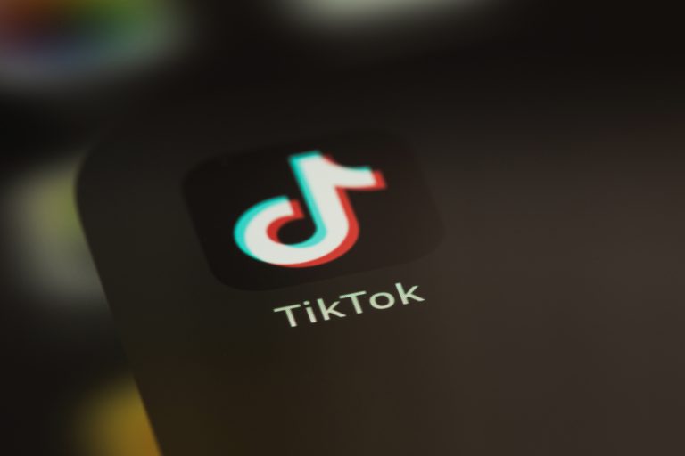 Reto de TikTok sale mal y deja sorda a joven de 15 años