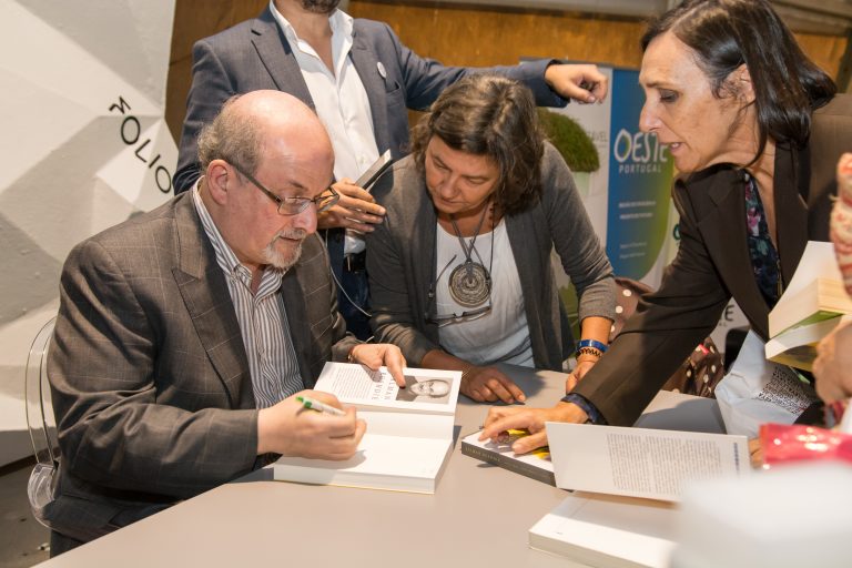 Salman Rushdie, “conectado a un ventilador. Su hígado está apuñalado”