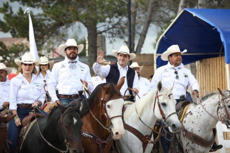 Cabalgan en el Festival de la Manzana