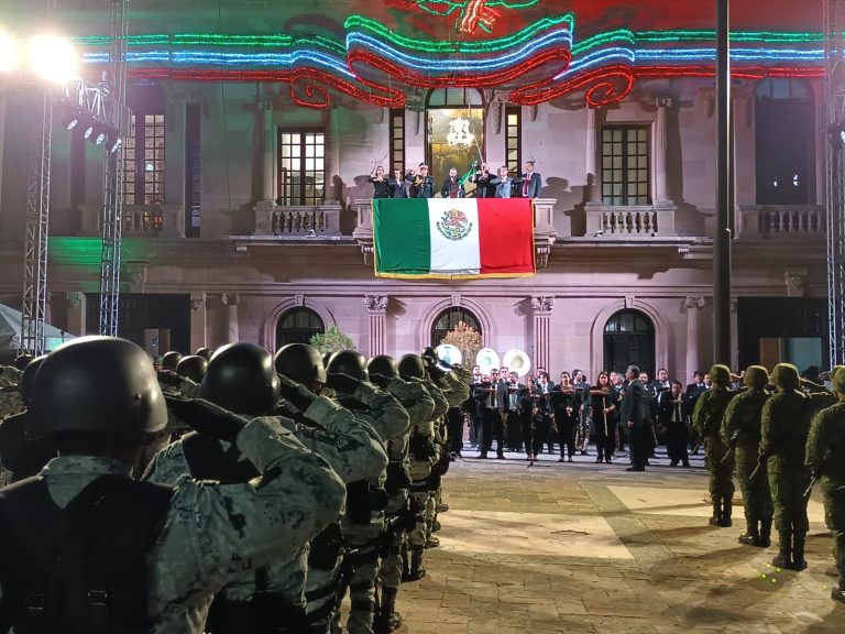 Ante fuerzas de seguridad, da Miguel Riquelme Grito de Independencia en Saltillo