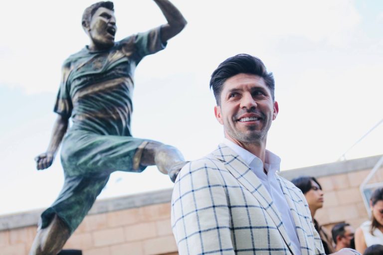 Presentan la estatua de Oribe Peralta en Torreón