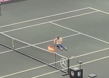 Activista se prende fuego en la Laver Cup