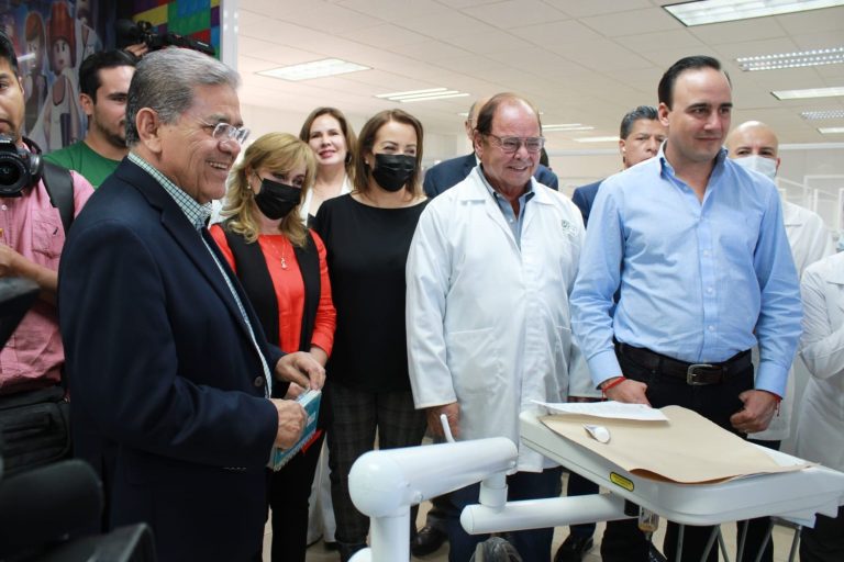 Elaboran y Colocan en la Facultad de Odontología Torreón 100 Prótesis Dentales