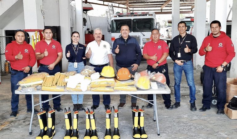 Empresa De Acero dona equipo a bomberos