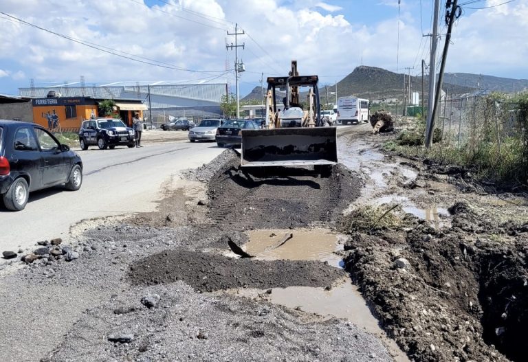 En mal estado curva en carretera Los Pinos; Autoridades atienden problemática