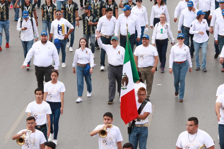 Entusiastas los Nuevos Lobos de la UAdeC en la Bienvenida y Desfile Cívico Patrio Universitario