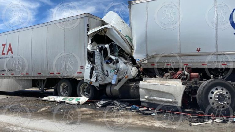 Muere prensado en la carretera 57