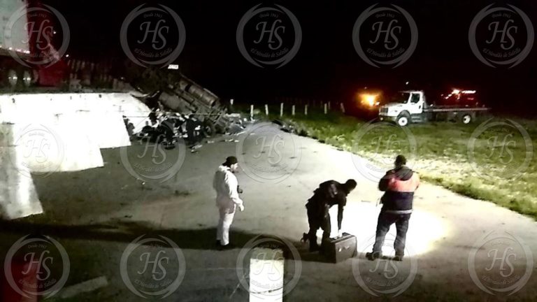 Muere trailero en volcadura, su acompañante resultó herido de gravedad