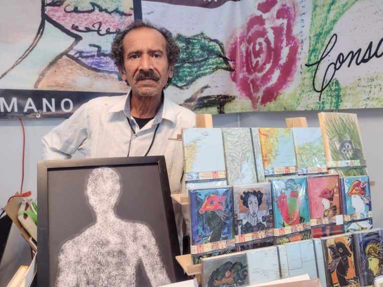 Muestra Armando Meza su trabajo artesanal y artístico en la FILC 2022 