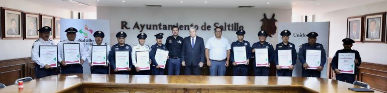 Reconoce Chema Fraustro a policías por años de servicio