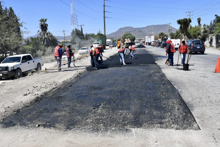 Reparan baches en bulevar Los Pinos 