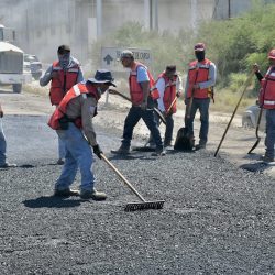 Reparan baches en bulevar Los Pinos 3