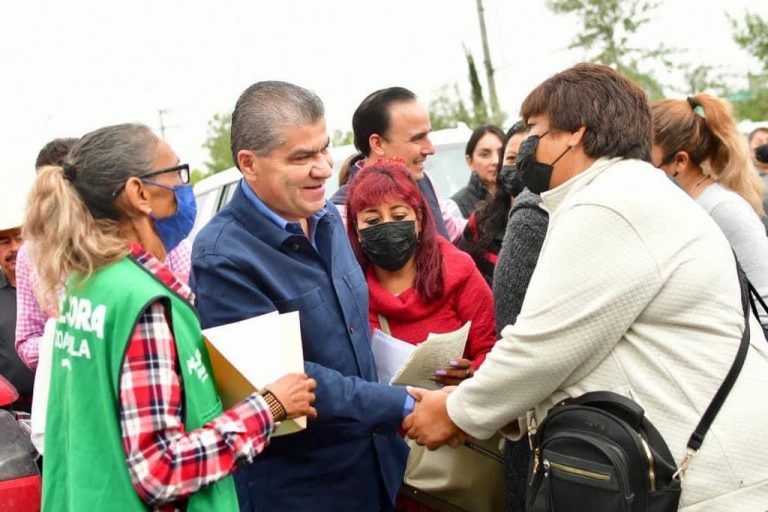 ¡Riquelme para presidente!: aclaman en evento; sigo con los pies en la tierra, responde gobernador