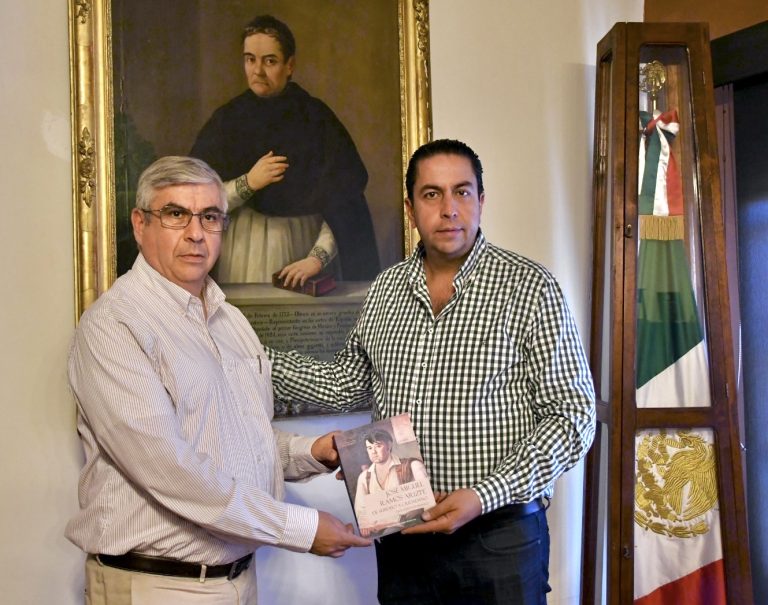 Dona El Heraldo de Saltillo libros para el acervo histórico de Ramos Arizpe 