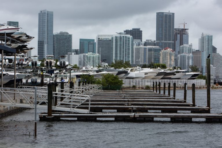 El huracán Ian azota Florida y deja a casi dos millones de clientes sin electricidad