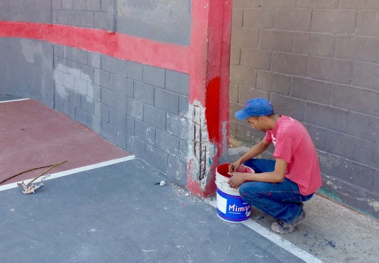 En Santos Saucedo brindan mantenimiento a cancha y centro comunitario