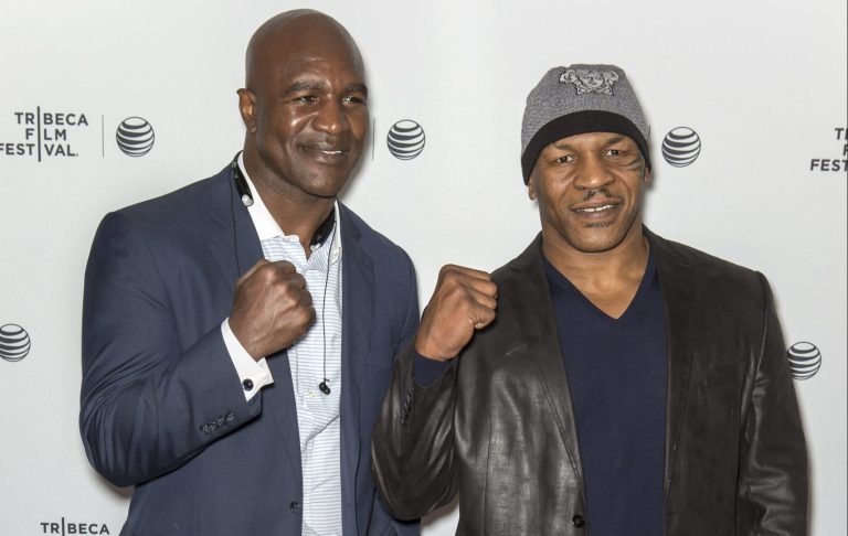 En subasta los guantes que usó Evander Holyfield cuando Mike Tyson le mordió la oreja