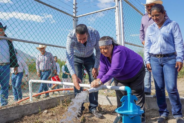 Entrega Chema Morales los programas Tú Eliges y El Mandadón en la congregación San Gregorio