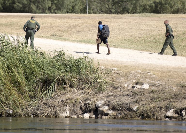 Estados Unidos registra cifra récord de detenciones de migrantes en 2022