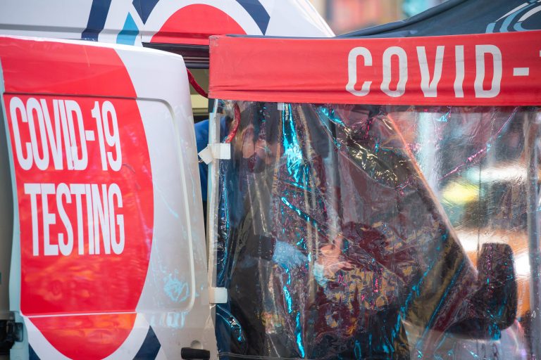 Estadunidenses tendrán que pagar por vacunas y tratamientos contra el Covid-19 en 2023