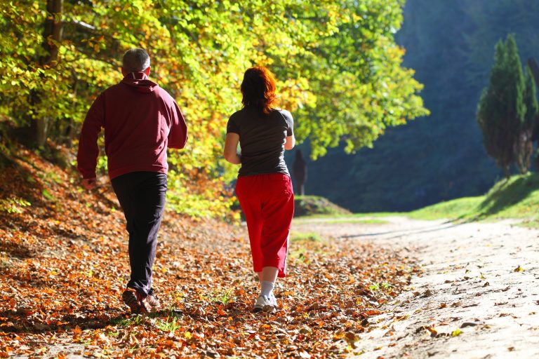 Estudio científico revela la necesidad de caminatas en la naturaleza para mantener un cerebro sano