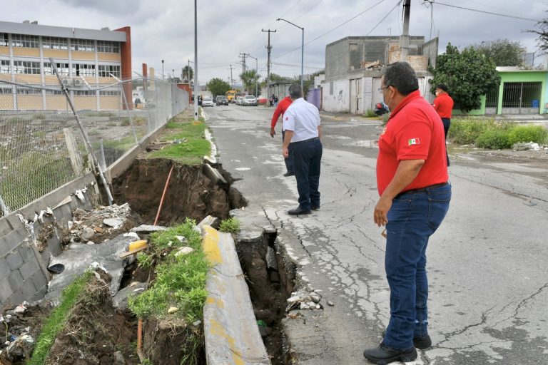 Forma humedad socavón en colonia Jardines de Analco; Protección Civil acude a evitar riesgos 