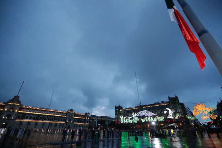 López Obrador iza la bandera en memoria de las víctimas de los sismos