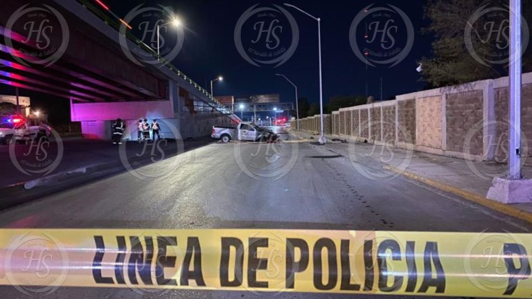 Muere prensado tras impactar su camioneta contra un puente vehicular