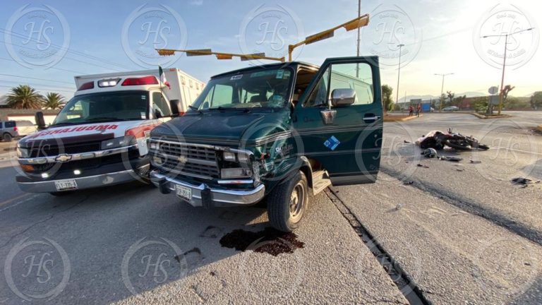 No alcanza a llegar a su trabajo; motociclista pierde la vida al chocar contra vagón