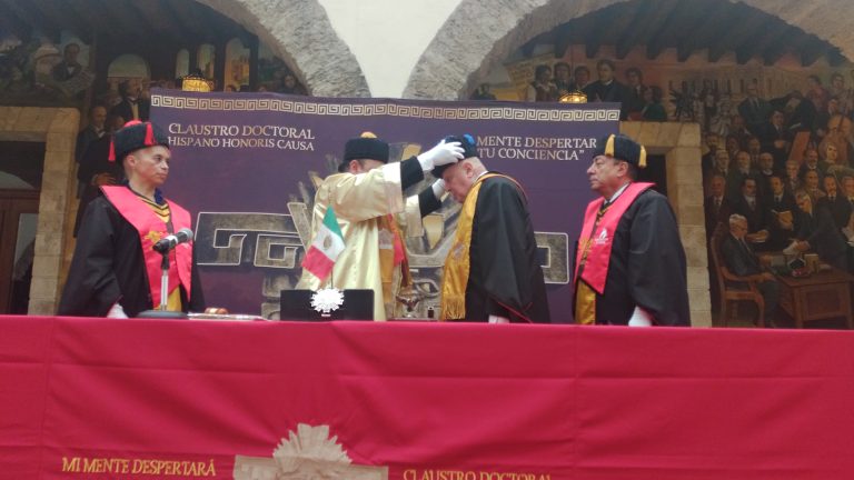 Otorgan Doctor Honoris Causa a Armando Guerra