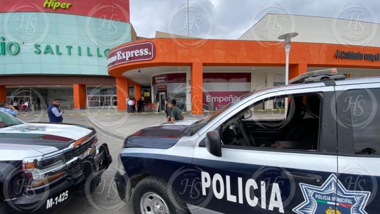 Paga préstamo y muere frente a la cajera