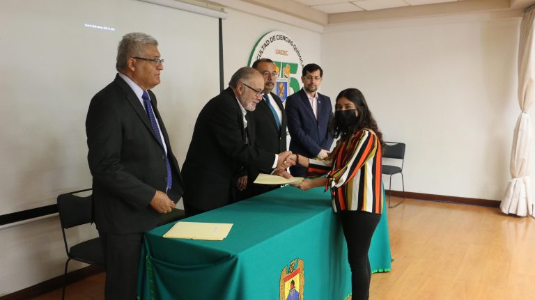 Presentan en la Facultad de Ciencias Químicas de la UA de C la Fundación de Egresados A.C.