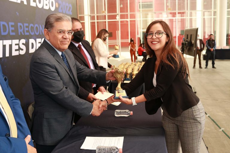 Reciben Presea Lobo 2022 alumnos destacados de la UAdeC Unidad Saltillo   