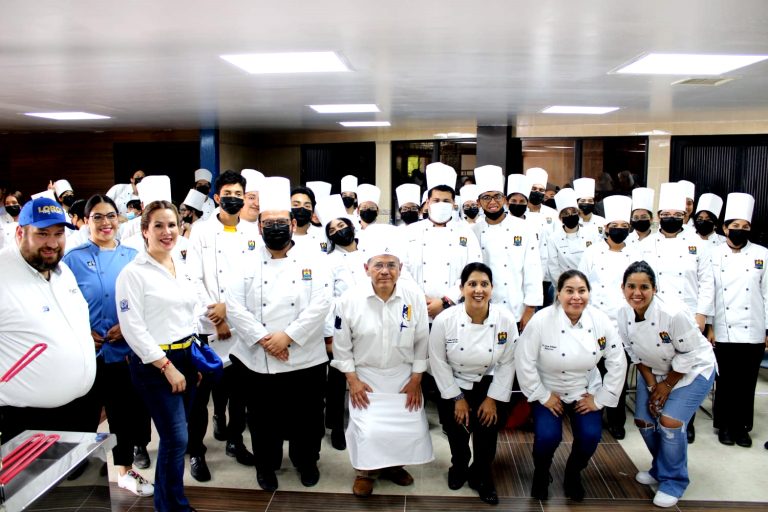 Rector de la UAdeC comparte sus conocimientos culinarios con los alumnos de la Licenciatura en Administración de Empresas Gastronómicas y Turísticas