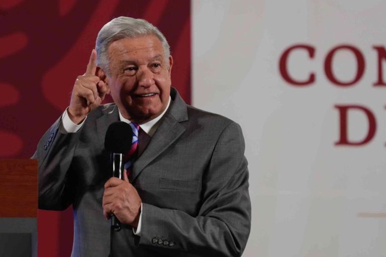 Tenemos que poner vallas, porque si no feministas conservadoras se meten a Palacio: AMLO