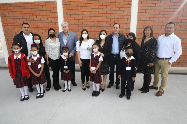 Entregan Manolo y Chema obras de Mejorando Ando en escuela de Saltillo