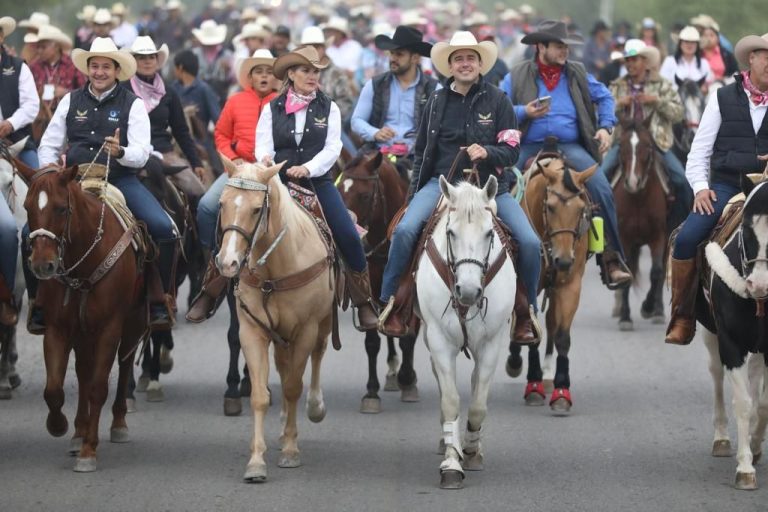 Cabalgan con causa en Piedras Negras