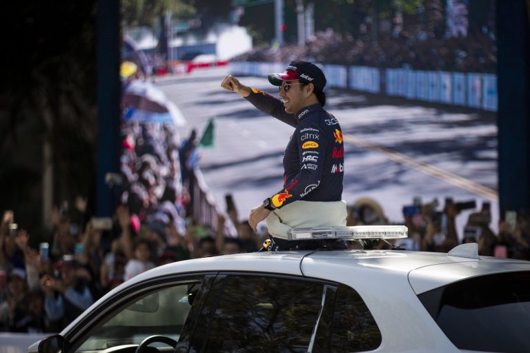 Checo Pérez corre por las calles de Guadalajara