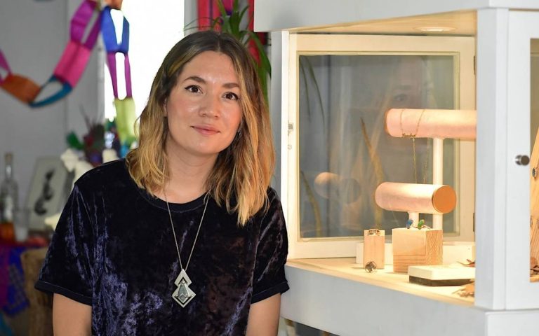 Coahuilense Paulina Meza, diseñadora de joyas artesanales, va a evento en Italia